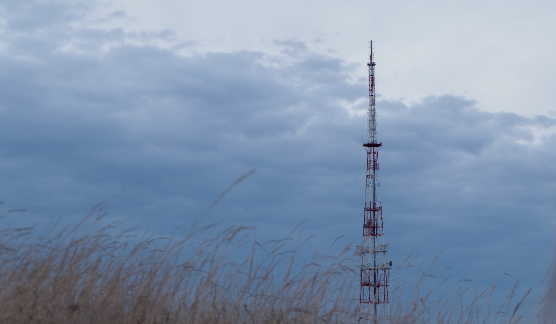 how signals travel in air