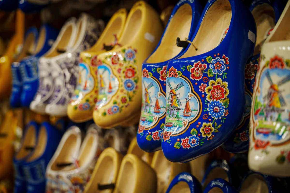 Vibrant-display-of-traditional-Dutch-wooden-shoes--decorated1.jpg