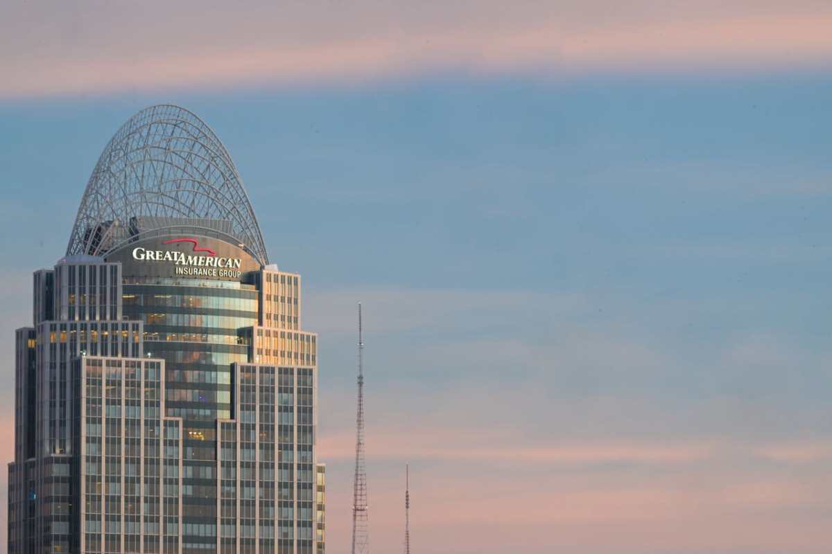 Great American Tower at sunset in Cincinnati, with a beautiful pink and blue sky.